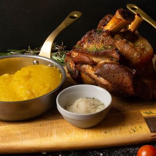 Ciolan de porc cu mamaliga si sos hrean