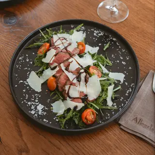 Tagliatta de vita cu rucola și roșii cherry