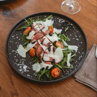 Tagliatta de vita cu rucola și roșii cherry