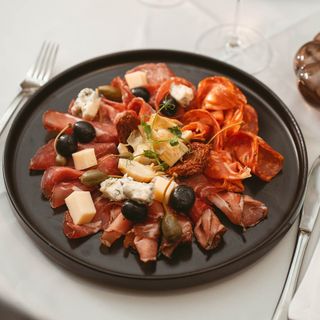Antipasto de salamuri și brânzeturi italienești pt 2 pers.