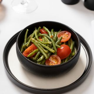 Fasole verde la tigaie cu rosii cherry si usturoi