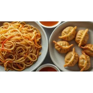 Combo Spicy Wok Vibe (Colțunași Momo Prăjiți/Picanți + Orez sau Tăiței)