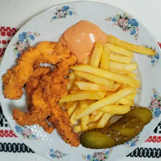 Crispy cu cartofi prăjiți si sos