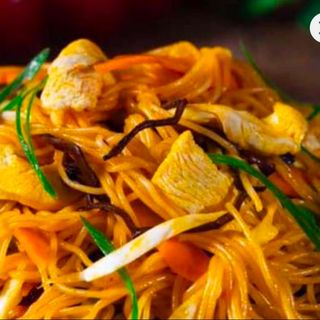 Noodles cu carne de pui