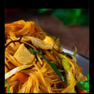 Noodles cu pui ( sau legume ), salata si suc doza