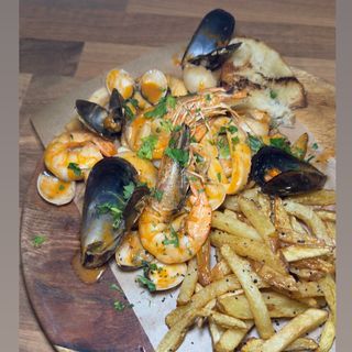 Tigaie cu fructe de mare