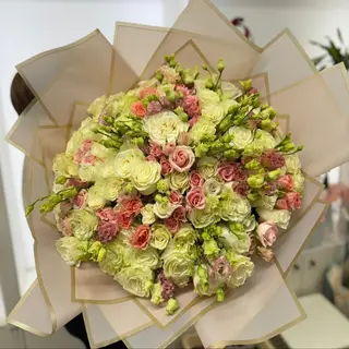 Buchet 101 trandafiri și alte flori