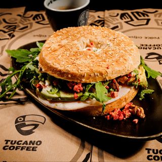 Bagel cu șuncă de curcan, căpșuni și avocado