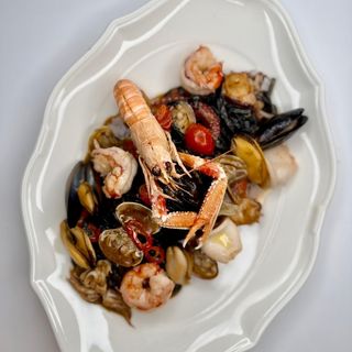 Linguine negre cu fructe de mare