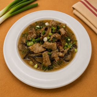 Muschi de Porc cu Ciuperci in Sos Brun