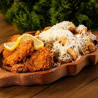 Aripioare Crispy cu Cartofi Prajiti