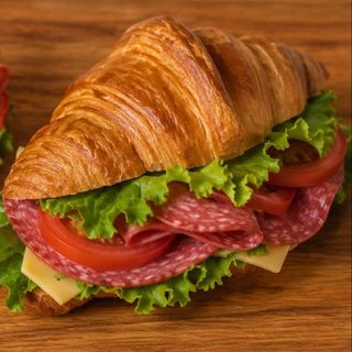 Croisant sarat cu salam banatean 320 gr