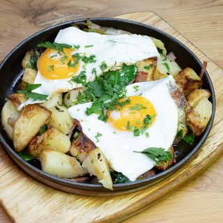 Oua ochiuri cu cartofi la cuptor si bacon