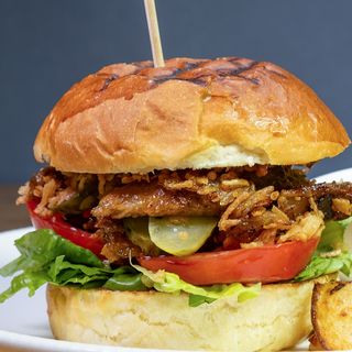 Sandwich cu coaste de porc si cartofi