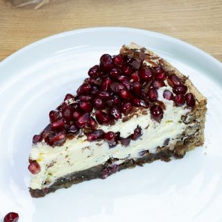Tort cu mascarpone si rodie cu blat de bezea si nuca