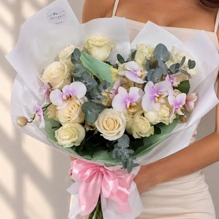 Buchet cu 25 trandafiri albi si orhidee