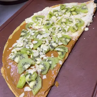Clătită cu Biscoff cremă de Kinder bueno, kiwi și migdale