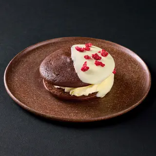 Biscuit cu cremă de brânză și zmeură
