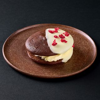 Biscuit cu cremă de brânză și zmeură