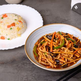 #108 Combo cu porc în sos Yuxiang și orez prăjit