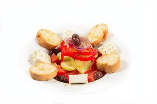 Salata greceasca cu bagheta la gratar