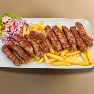 Ćevapi 10 komada sa pomfritom I lukom