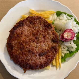 Pljeskavica sa pomfritom I lukom