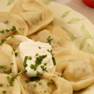 Piljmeni u sosu od pečuraka ili natur sa kiselom pavlakom( naglasiti po porucivanju)