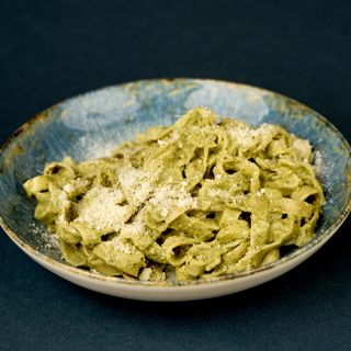 Crema e pesto pasta velika porcija