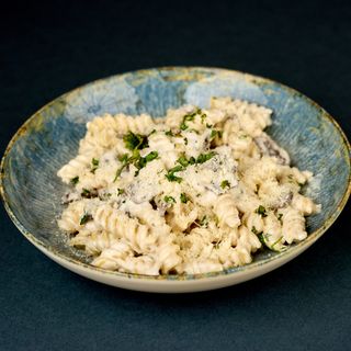 Crema e funghi pasta velika porcija