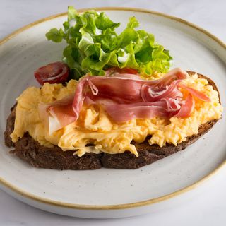 Kremasta kajgana sa pršutom