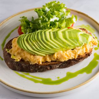 Kremasta kajgana sa avokadom