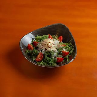 Salata sa rukolom, cherry paradajzom i parmesanom