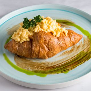 Kroasan sa jajima i tartufom