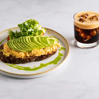 Kremasta kajgana sa avokadom & Freddo Espresso