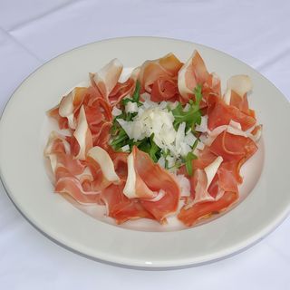 Njeguški pršut sa rukolom i parmesanom