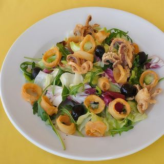 Hrskava salata sa lignjama