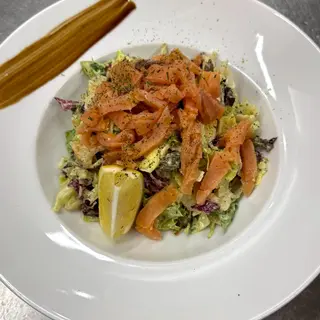 Dimljeni losos salata