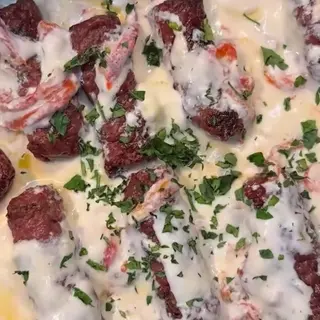 Ćevapi lava sa paprikom na kajmaku