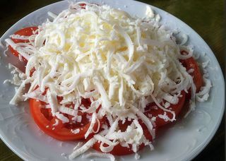 Paradajz sa sirom salata