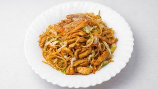 65. Pržene testenine sa piletinom i povrćem