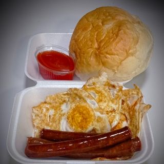 Pržena jaja i roštilj kobasice u porciji