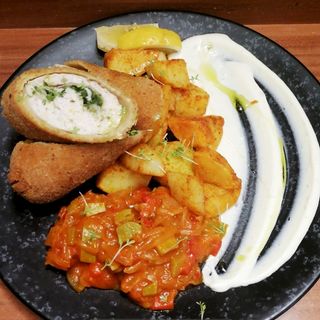 Punjeni pileći pohovani file