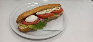 Sendvič sa suvim mesom i kajmakom