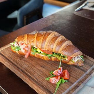 Kroasan sendvič sa dimljenom tunjevinom