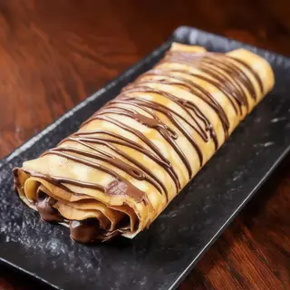 Palačinka sa nutellom, kremom od vanile i malinama