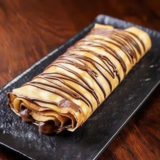 Palačinka sa nutellom, kremom od vanile i malinama