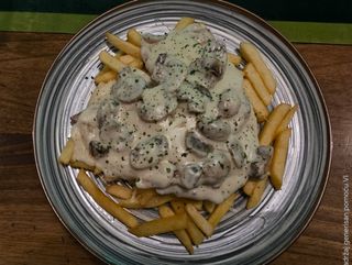 Piletina sa dimljenim sirom i pečurkama