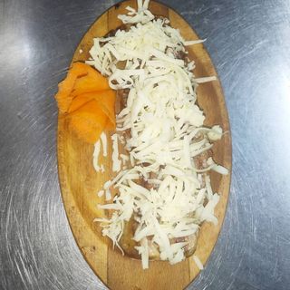 Punjena bela vešalica 350g