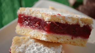 Lenja pita sa višnjom